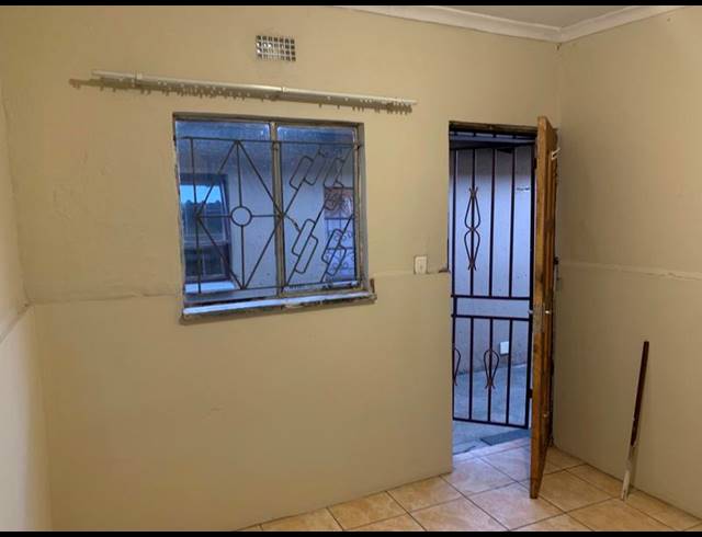 6 BEDROOM HOUSE FOR SALE IN ENTSHONALANGA